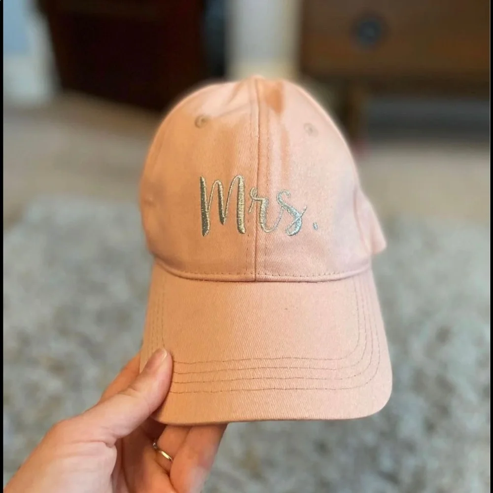 Mrs. Hat - Picture 2 of 3